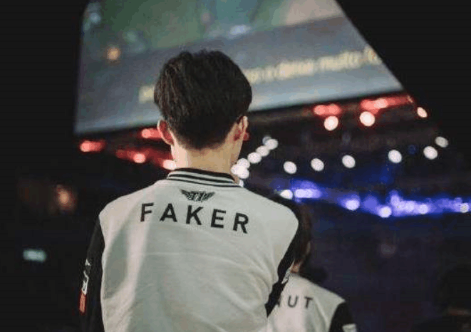 强调边后卫 强调边后卫